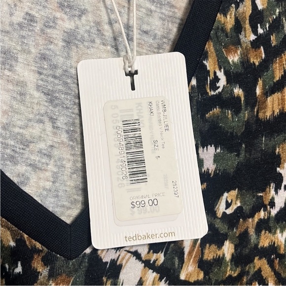 NWT Ted Baker Jilliee Camo Printed V Neck Tee - Picture 6 of 7
